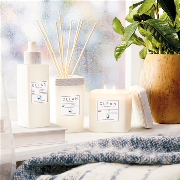Clean Reserve Rain Scented Candle (Bilde 3 av 4)
