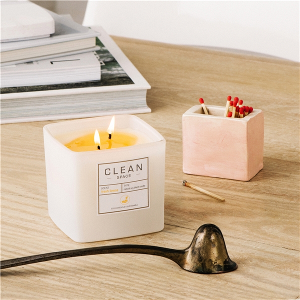 Clean Space Fresh Linens Scented Candle (Bilde 3 av 3)