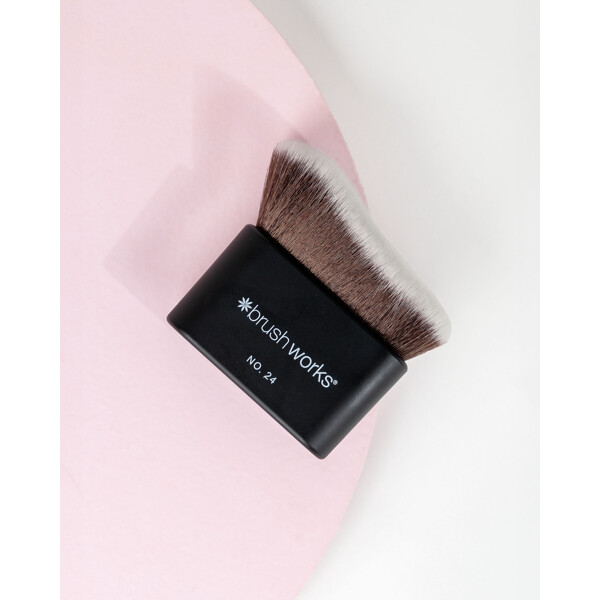 Brushworks No. 24 Blending Face & Body Brush (Bilde 5 av 8)
