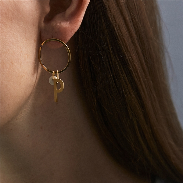 Design Letters Earring Hoops 24 mm Gold (Bilde 3 av 3)