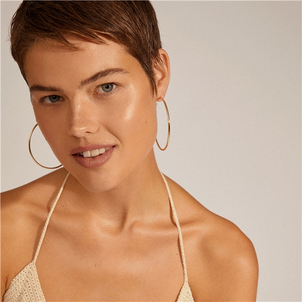 28232-2023 APRIL Gold Large Hoop Earrings (Bilde 2 av 3)