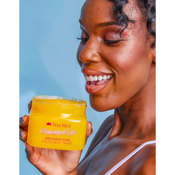 Tree Hut Passionfruit Sol Shea Sugar Scrub (Bilde 4 av 7)