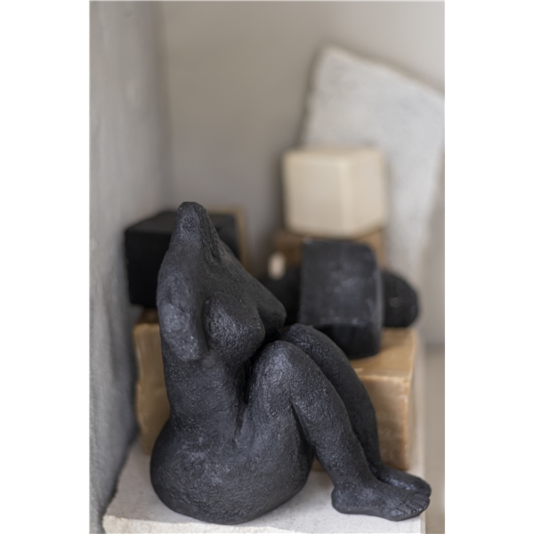 Art piece Sittende kvinne 14cm (Bilde 3 av 5)