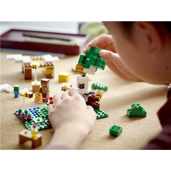 21241 LEGO Minecraft Birøkterens Hytte (Bilde 6 av 6)