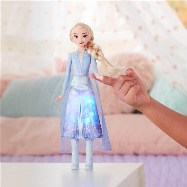 Disney Frozen 2 Light Up Fashion Doll Elsa (Bilde 3 av 4)